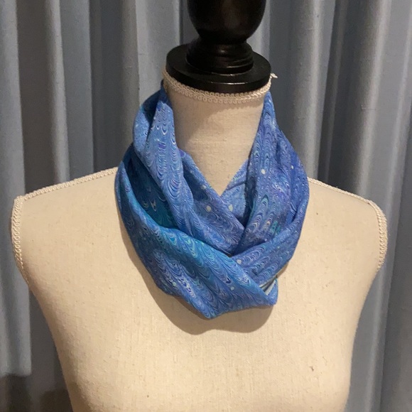 1988 Cosette Handmade marbled silk scarf, 56" x 11" Blue peacock pattern - Picture 3 of 16